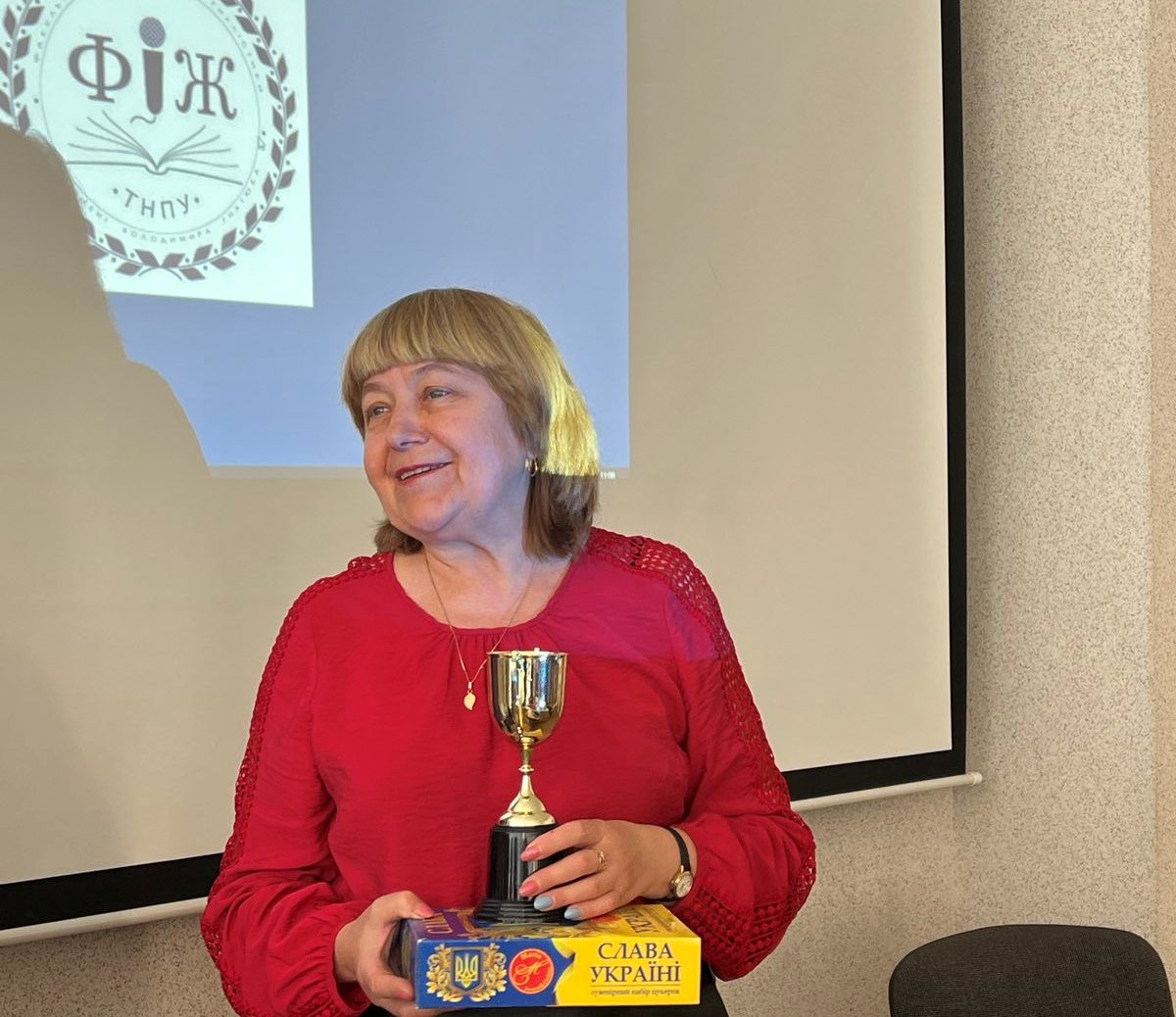 Декан факультету філології і журналістики Вільчинська Т. П. привітала присутніх із успішним закінченням практики та нагородила переможницю конкурсу Найкращий юний вчитель року